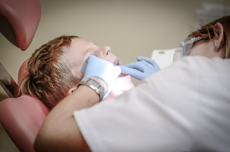 Pierwsza wizyta z dzieckiem u stomatologa – jak się do niej przygotować?